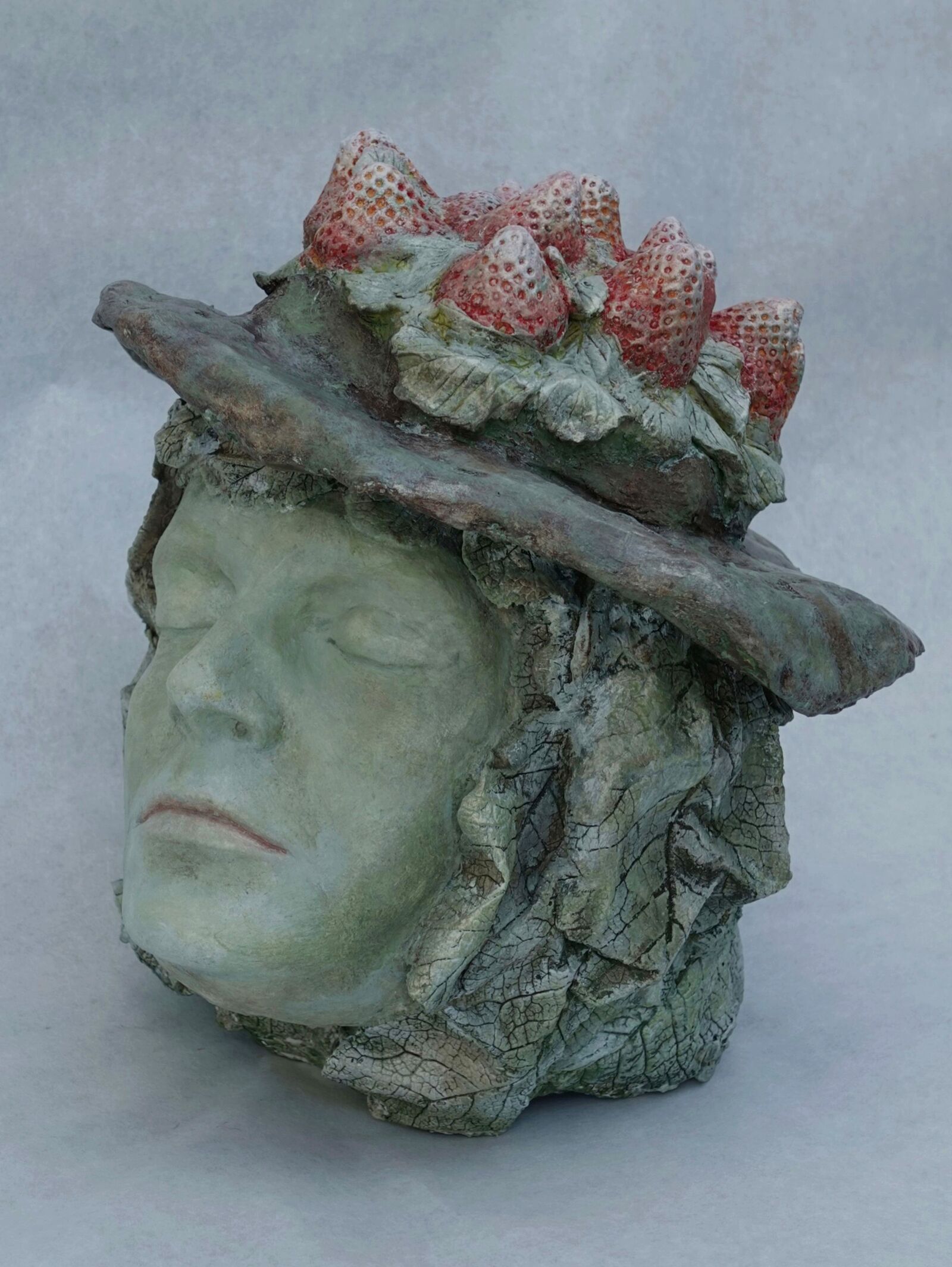 Sonnenanbeterin mit Erdbeerhut