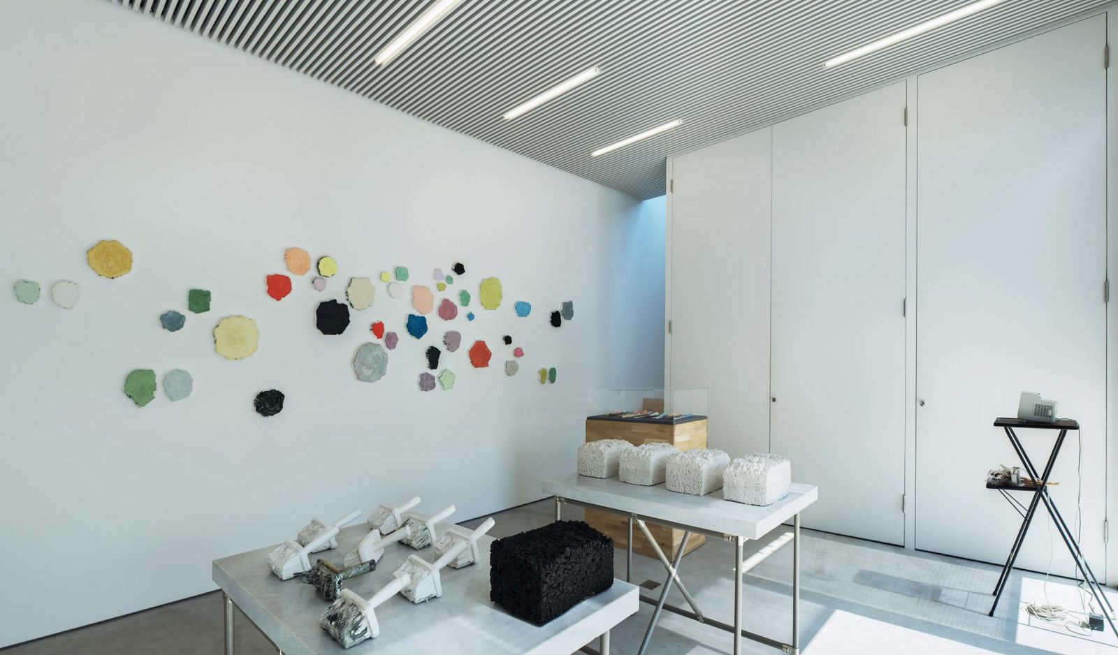Installation < weiss und weiter >