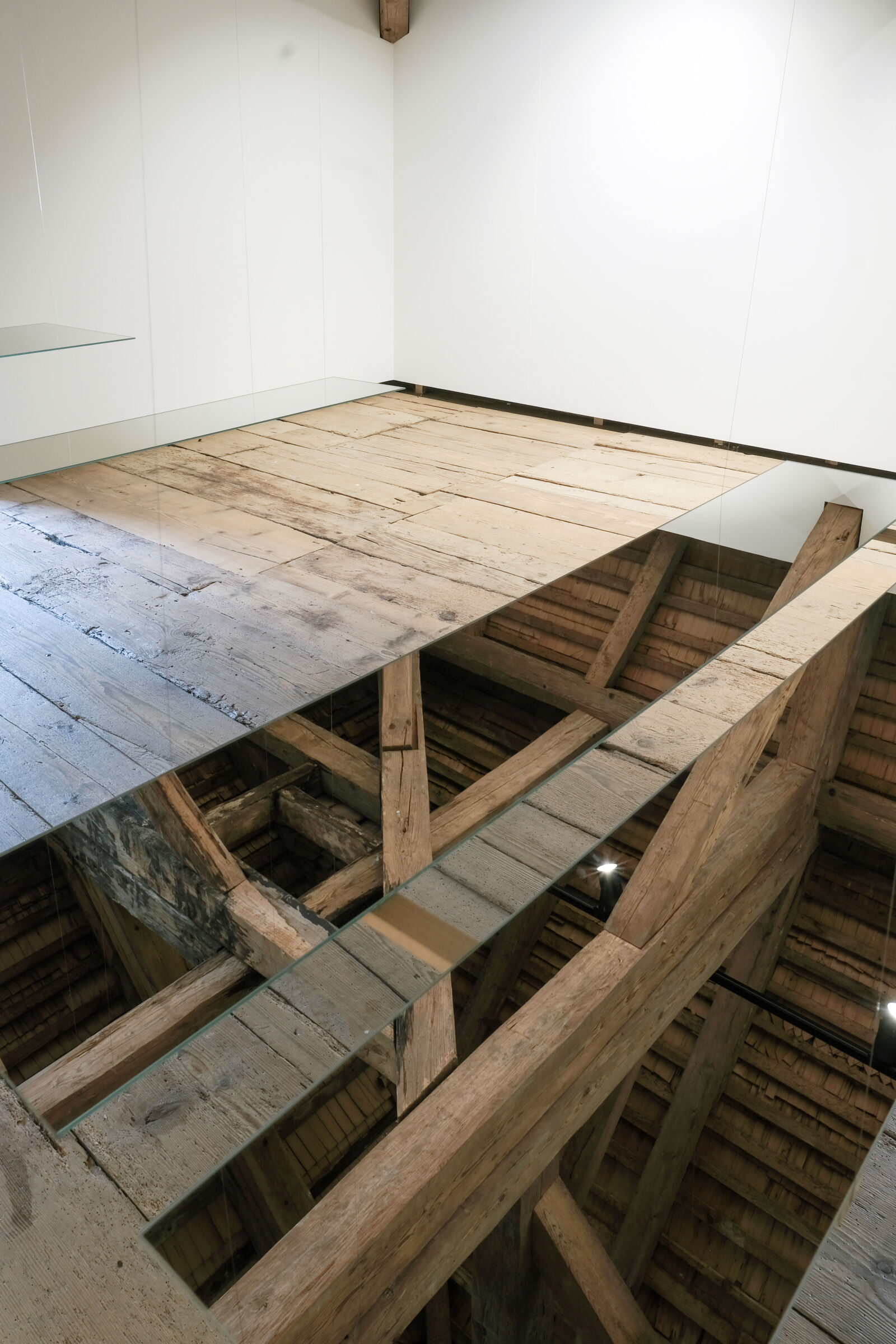 Vertigo, 15 Sequenzen, Installation im Dachstock Querschiff der Propstei St. Peterszell
